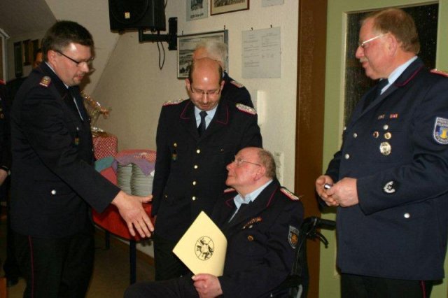 2012-02-11 -19- JHV FF BLtbg Ehrung R. Mueller (7)